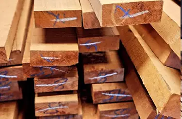 Pontaletes de pinus bruto para escoramento de laje e vigas - Lagoa Telhas Contagem BH.